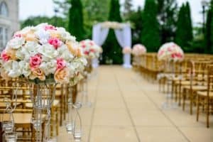 דיג'יי לחתונה קטנה עשוי ממש לקבוע את טון ואווירת האירוע, כך שצריך לבחרו נכון.
